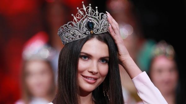 Лишенная титула «Мисс Москва» сломала корону